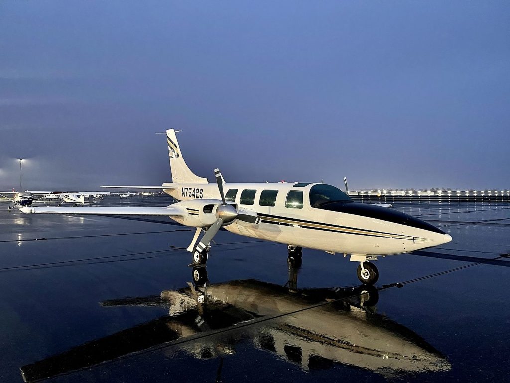 Piper Aerostar 600 piston aircraft for Los Angeles private jet charter